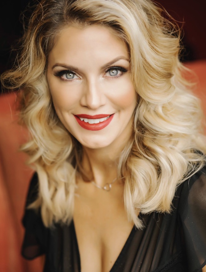 Photo of Melanie Harlow