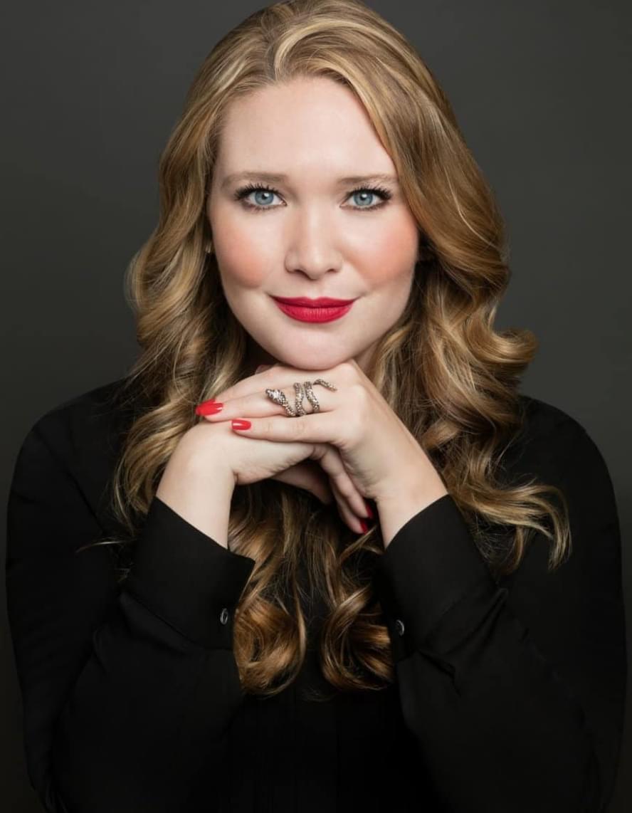 Photo of Sarah J Maas